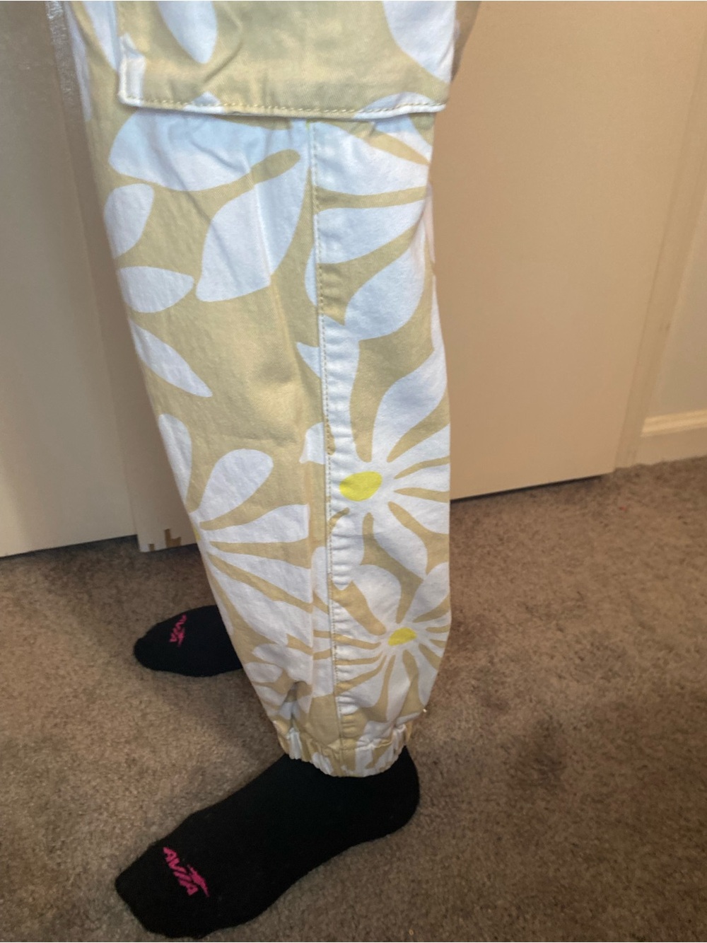 Forever 21 Beige Cargo Joggers with White Daisy Print size small - Picture 9 of 12